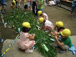 飾りつけをする園児達の様子